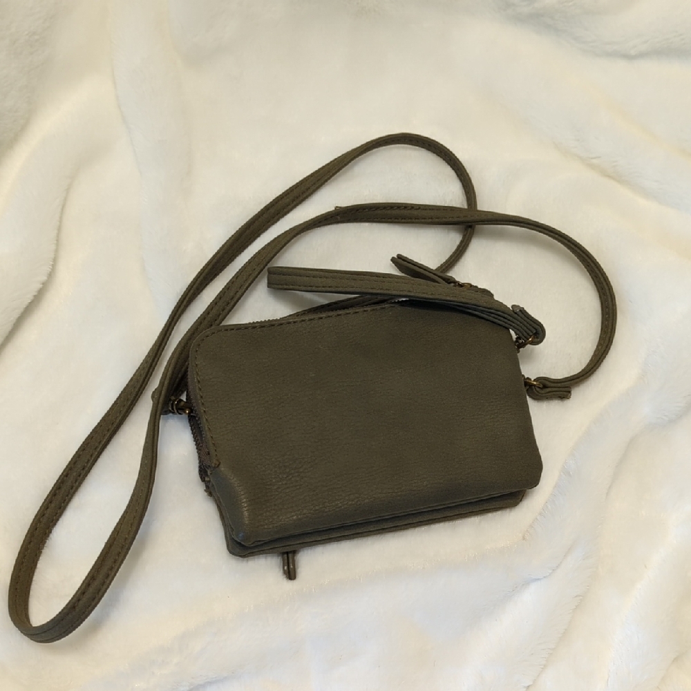 Universal Thread Green Crossbody Bag with Minimalist Style